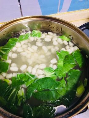麻食是买的，所以直接下锅煮，等快熟放入青菜段。