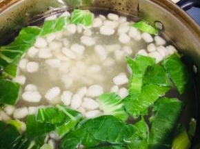 麻食是买的，所以直接下锅煮，等快熟放入青菜段。