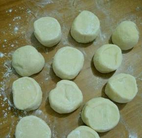 面团充分排气后分成小块，饧十分钟。