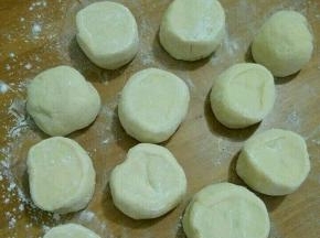 面团充分排气后分成小块，饧十分钟。