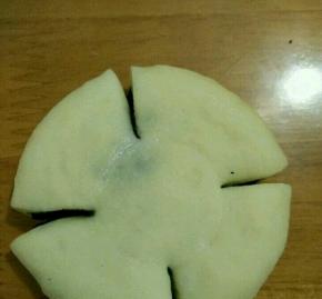 然后用手压一下，比原来大点。用剪刀对称剪四刀。