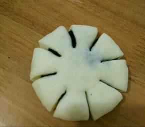 再对称剪四刀，如图所示。