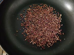 花椒麻椒放在平底锅里面小火悖熟，闻着出了特别浓的香气了就是熟了
