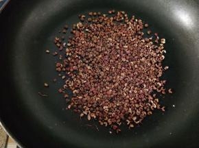 花椒麻椒放在平底锅里面小火悖熟，闻着出了特别浓的香气了就是熟了
