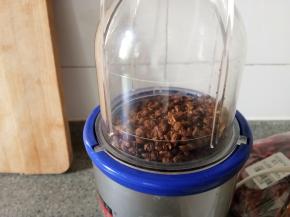 用料理机打碎，没有料理机用擀面杖擀碎也可以