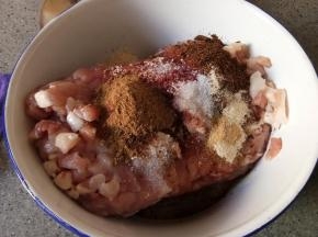 把配料中的调料全部放进肉里面