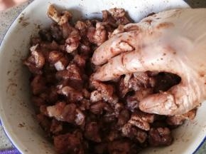 带上一次性手套搅拌均匀，揉捏一下，可以让肉更好入味
