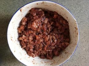 腌上肉封上保鲜膜放在冰箱里或者凉爽的地方腌制半天或者过夜，如果晚上做可以中午腌制。