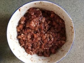 腌上肉封上保鲜膜放在冰箱里或者凉爽的地方腌制半天或者过夜，如果晚上做可以中午腌制。