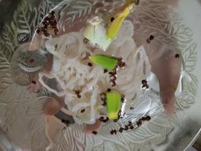 快要进行灌肠时先把肠衣拿出来清水加花椒和葱段泡一下去除腥味。我用的猪肠衣，感觉羊肠太细还特别容易破，灌了两年羊肠的剩了点羊肠衣都给扔了。