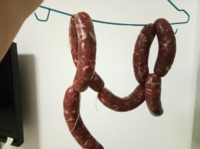 灌好的香肠搭在晾衣架上，放在通风凉爽没有日光直射的地方风干，5-7天差不多就风干了