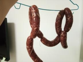 灌好的香肠搭在晾衣架上，放在通风凉爽没有日光直射的地方风干，5-7天差不多就风干了