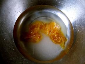 将水、白糖和麦芽糖混合