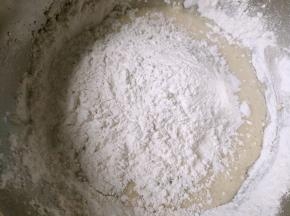 分次加入糯米粉