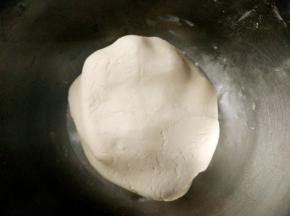 揉成较硬的面团