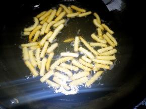 分次少量中小火慢炸