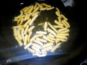 分次少量中小火慢炸