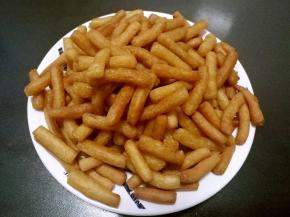 炸至膨胀浮起，颜色金黄，即可捞出控油