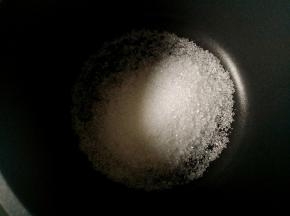 不沾锅里加水和白糖各40克