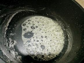 熬至开始起小泡，汤汁浓稠