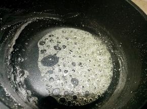 熬至开始起小泡，汤汁浓稠