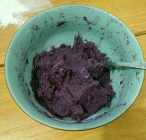 等待发酵的时候把紫薯蒸熟，加10克白糖压成泥。