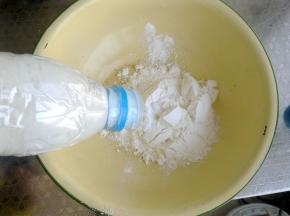 再加入少许玉米淀粉。