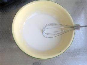 加少量水调成略稠的糊状。