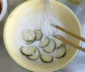 将茄子表面沾满面糊。