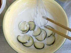 将茄子表面沾满面糊。