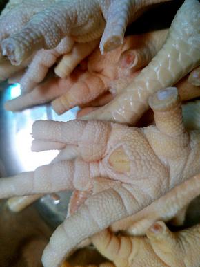 剪掉指甲，手掌用剪刀剪条缝，方便更好入味