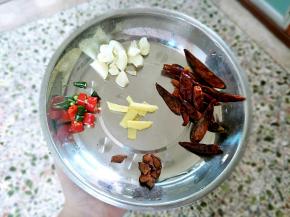 红青辣椒切小段.姜切片，蒜头去皮切小块，干辣椒切短。还有适量的八角