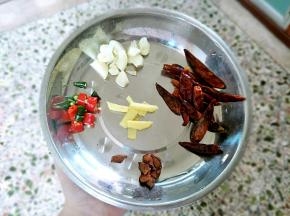 红青辣椒切小段.姜切片，蒜头去皮切小块，干辣椒切短。还有适量的八角