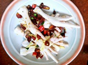 把鸡脚放盘子里放入各种辣椒蒜头姜片