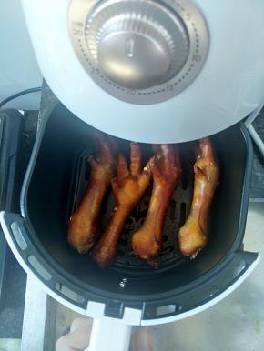 看，我的鸡脚，炸好了