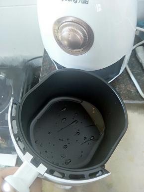 这是刚才炸鸡脚流出来的油，原来瘦瘦的鸡脚隐藏的油也这么多，太吓人了