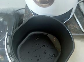 这是刚才炸鸡脚流出来的油，原来瘦瘦的鸡脚隐藏的油也这么多，太吓人了