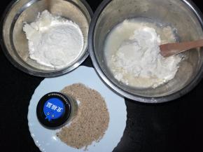 油皮和油酥的面粉、猪油分别称好，倒入盆中。油皮中同时加入清水。