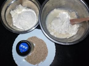 油皮和油酥的面粉、猪油分别称好，倒入盆中。油皮中同时加入清水。