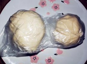 油皮、油酥分别揉好，醒15分钟。