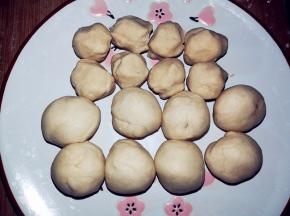醒好的油皮、油酥分成8份。