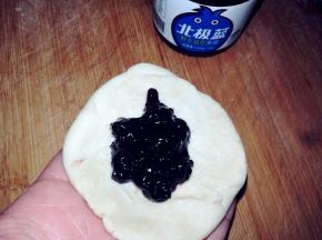 擀圆擀扁，包入蓝莓酱。
