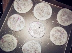 刷上一层白糖水，撒上芝麻。白糖水就是白糖和清水融化的水。