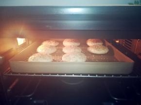 烤箱预热170℃，烤20分钟。酥饼会慢慢鼓起，又慢慢回落，这样就熟了。