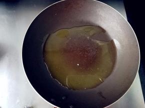 黄油小火融化成液体状。