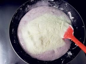 倒入奶粉。
