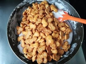 倒入饼干。