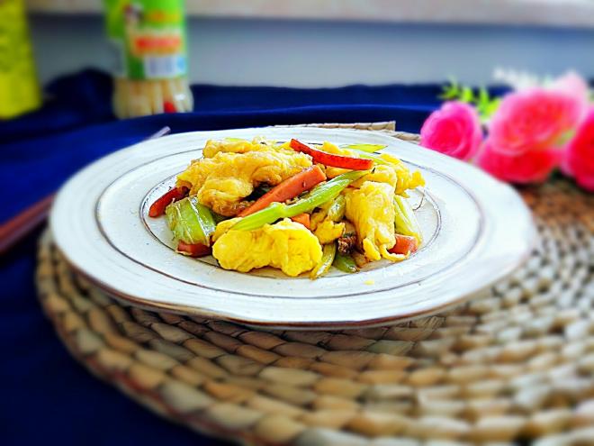 芹菜火腿炒鸡蛋