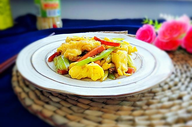 芹菜火腿炒鸡蛋