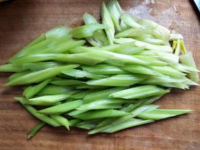 芹菜洗干净切菱形块
